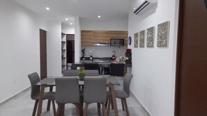 Appart'hĂŽtel, 2 chambres, balcon, vue jardin | Salle Ă manger