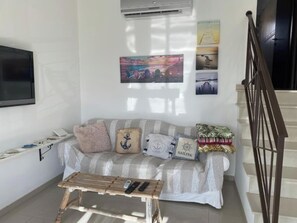 Apartment, 2 Bedrooms, Smoking, Balcony | Living room