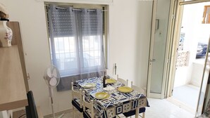 Nhà, 2 phòng ngủ, sân hiên | Khu ăn uống