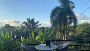 Outdoor dining - Comfortable Island Suites With Beautiful View and Balconies With Kitchenette (Ko Mak)