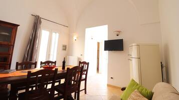 House, 2 Bedrooms, Garden View | Dining room