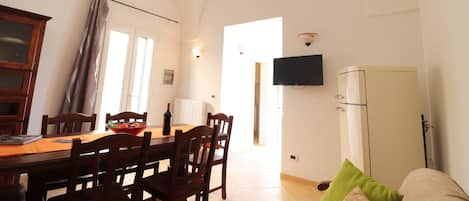House, 2 Bedrooms, Garden View | Dining room