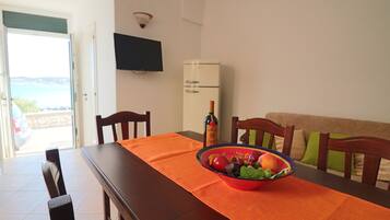 House, 2 Bedrooms, Garden View | Dining room