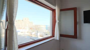 House, 1 Bedroom, Balcony, City View | Interior