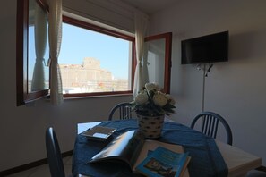 Casa, 1 habitación, balcón, vista a la ciudad | Restaurantes