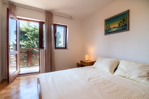 Apartment, 3 Bedrooms, Smoking, Balcony | 3 bedrooms