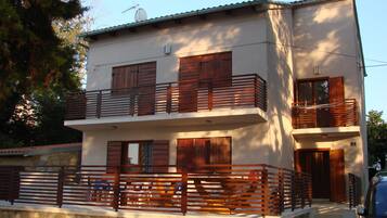 Apartment, 3 Bedrooms, Smoking, Balcony | Property entrance