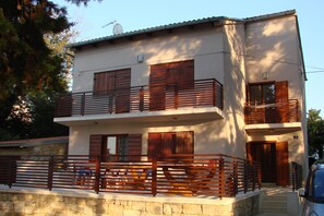 Apartment, 3 Bedrooms, Smoking, Balcony | Property entrance