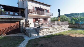 Apartment, 3 Bedrooms, Smoking, Balcony | Front of property