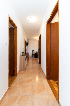 Apartment, 3 Bedrooms, Smoking, Balcony | Hallway