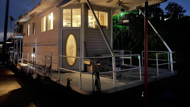 House, 2 Bedrooms, Balcony, River View | Front of property - 2 Story Houseboat Seeking a Captain Fishpets Ok (West Monroe)