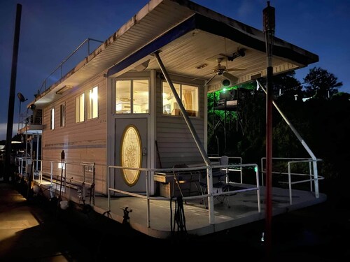 2 Story Houseboat Seeking a Captain Fishpets Ok