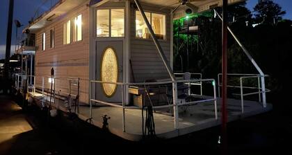 2 Story Houseboat Seeking a Captain Fishpets Ok