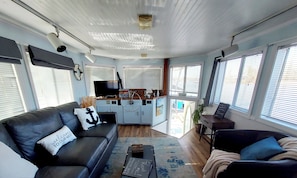 Living room - 2 Story Houseboat Seeking a Captain Fishpets Ok (West Monroe)