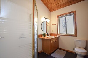Douche, sèche-cheveux, serviettes fournies, savon