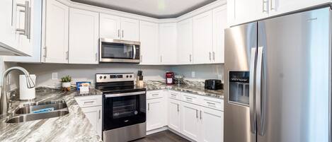 Frigorifero, microonde, forno, piano cottura