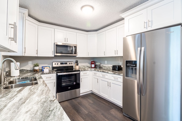 冰箱、微波炉、烤箱、炉灶