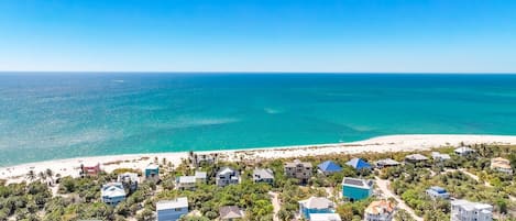 Plage à proximité, chaises longues, serviettes de plage