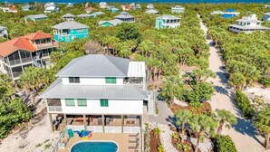 Un resort con piscina, varias edificaciones y vista al océano.