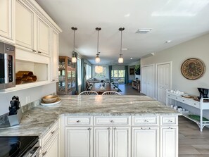 Réfrigérateur, four à micro-ondes, un four, surface de cuisson