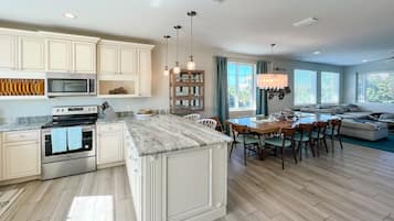 Een koelkast, een magnetron, een oven, een kookplaat