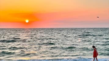 Vlak bij het strand, ligstoelen aan het strand, strandlakens