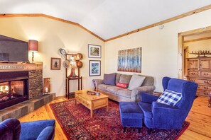 TV, fireplace