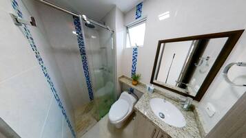 Regadera, toallas, jabón, papel de baño