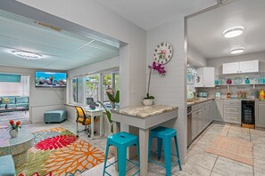 Interior - 4br 2b Tropical Paradise HEATED POOL & Hot Tub 5min to the BEACH🏝 (Seminole)