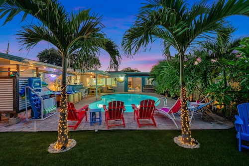 4br 2b Tropical Paradise HEATED POOL & Hot Tub 5min to the BEACH🏝