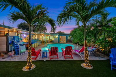 3br 2b Tropical Paradise HEATED POOL & Hot Tub 5min to the BEACH🏝