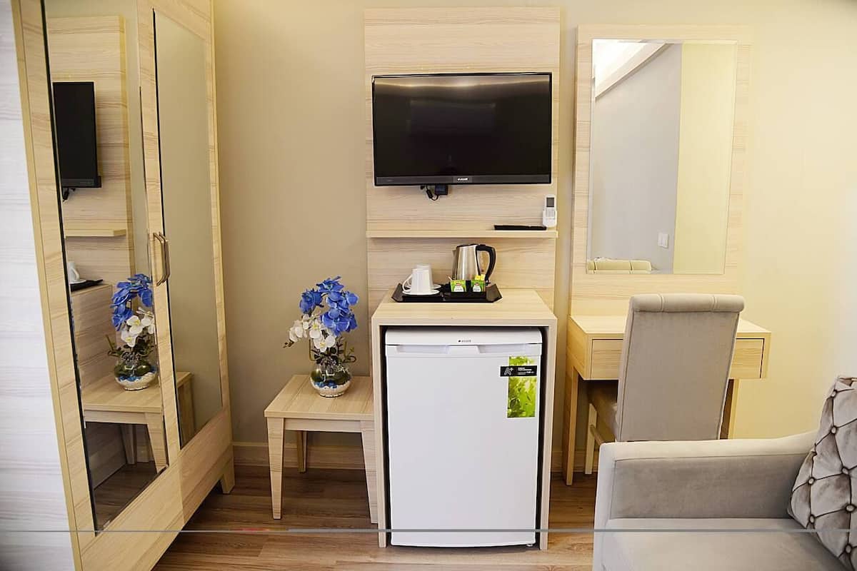 Deluxe Room, 1 Double Bed | 1 bedroom, in-room safe, blackout drapes, soundproofing