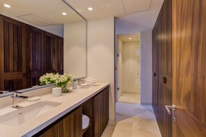 Combinació de dutxa i banyera, assecador de cabells, tovalloles i sabó