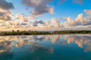 Piscina a l'aire lliure i piscina climatitzada