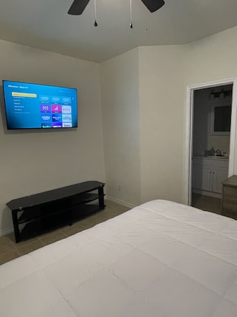 2 bedrooms, iron/ironing board, free WiFi, bed sheets. 2bed Condo close to Kickapoo Casino