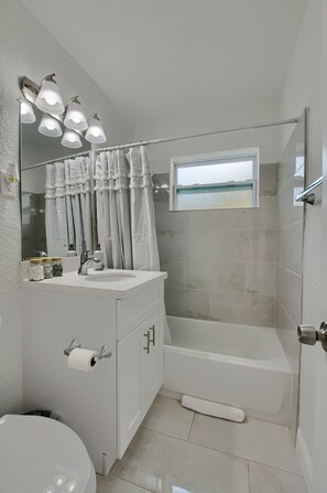 Combined shower/bathtub, hair dryer, towels, soap