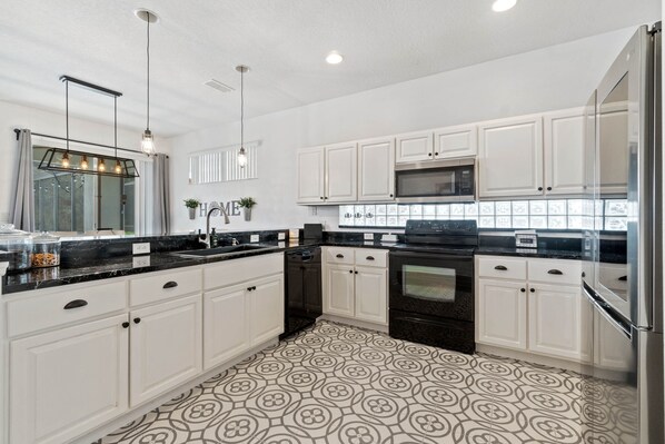 Fridge, microwave, oven, stovetop - CHARMING 4BD/2BD* MINUTES TO DISNEY THEME PARKS (Kissimmee)