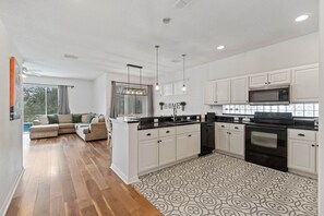 Frigorifero, microonde, forno, piano cottura