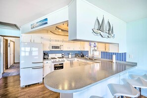 Een koelkast, een microgolfoven, een kookplaat, een vaatwasser