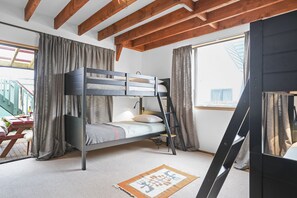 4 bedrooms, iron/ironing board, WiFi