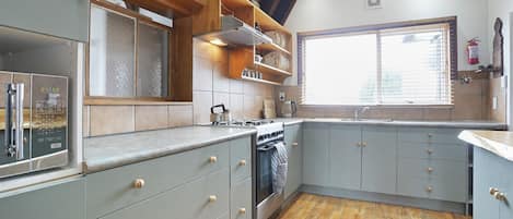 Refrigerador, microondas, tostadora, utensilios de cocina