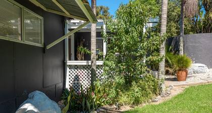 Four Palms Cottage - Onetangi Holiday Home