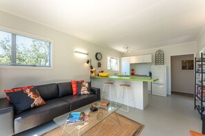 Interior - Four Palms Cottage - Onetangi Holiday Home (Waiheke Island)