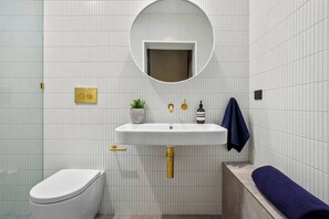 Douche, sèche-cheveux, serviettes fournies, shampoing