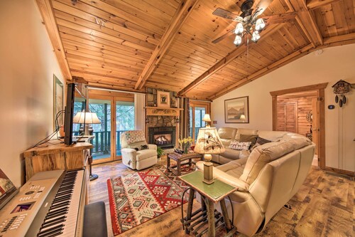 Ellijay Cabin with Porch & Private Hot Tub!