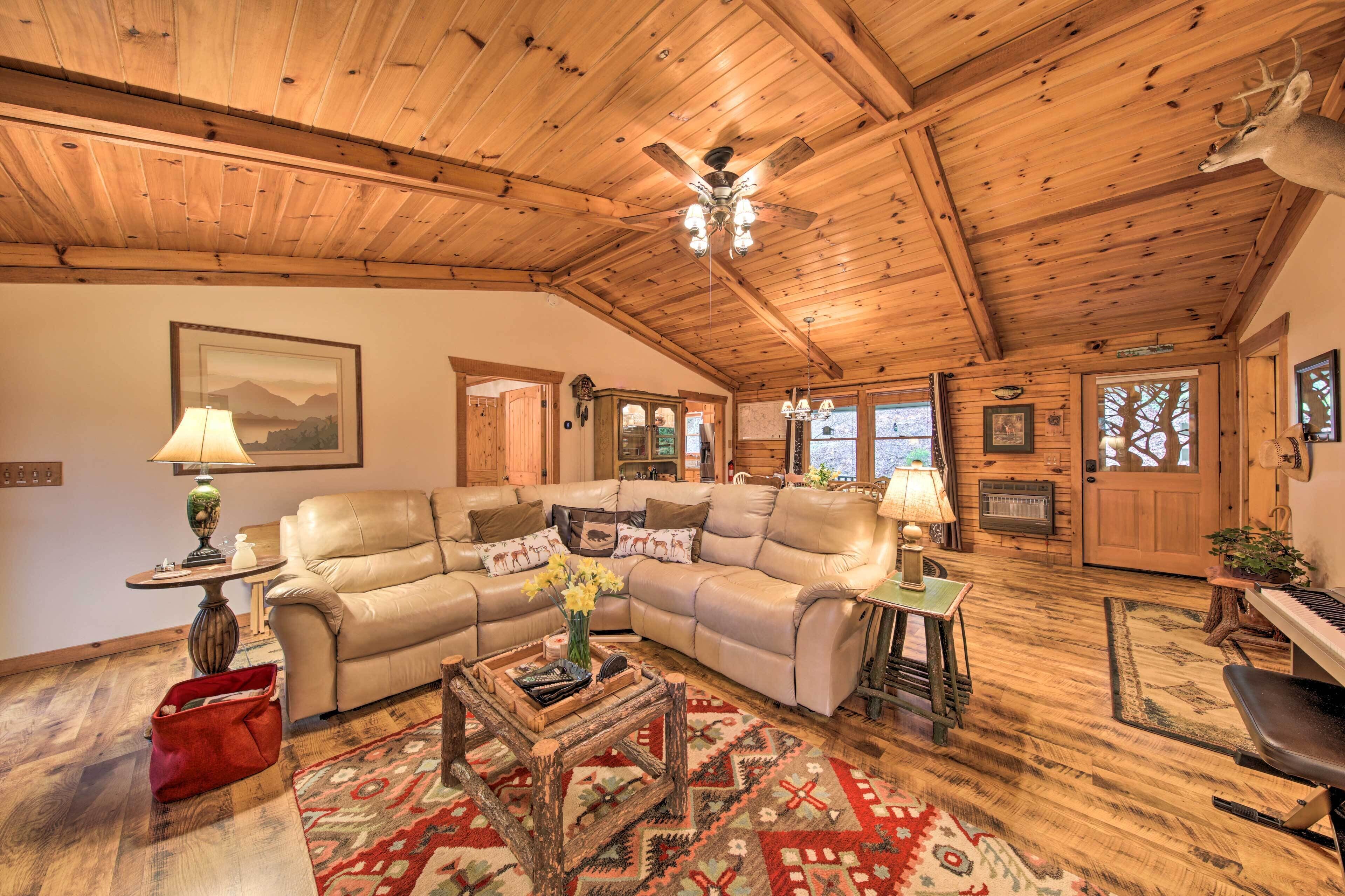 Ellijay Cabin with Porch & Private Hot Tub!
