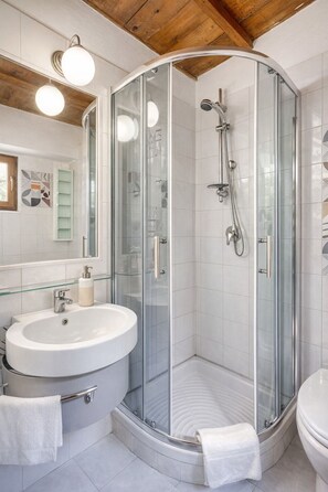 Suihku, hiustenkuivaaja, bidee, pyyhkeet