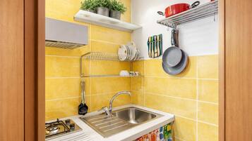 Microwave, oven, stovetop, coffee/tea maker