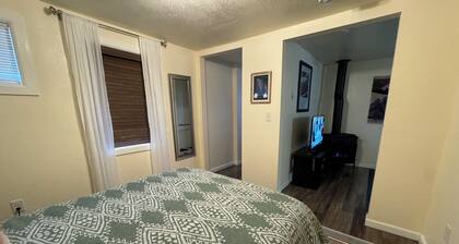 Centrally located 1 bd/1ba bungalow