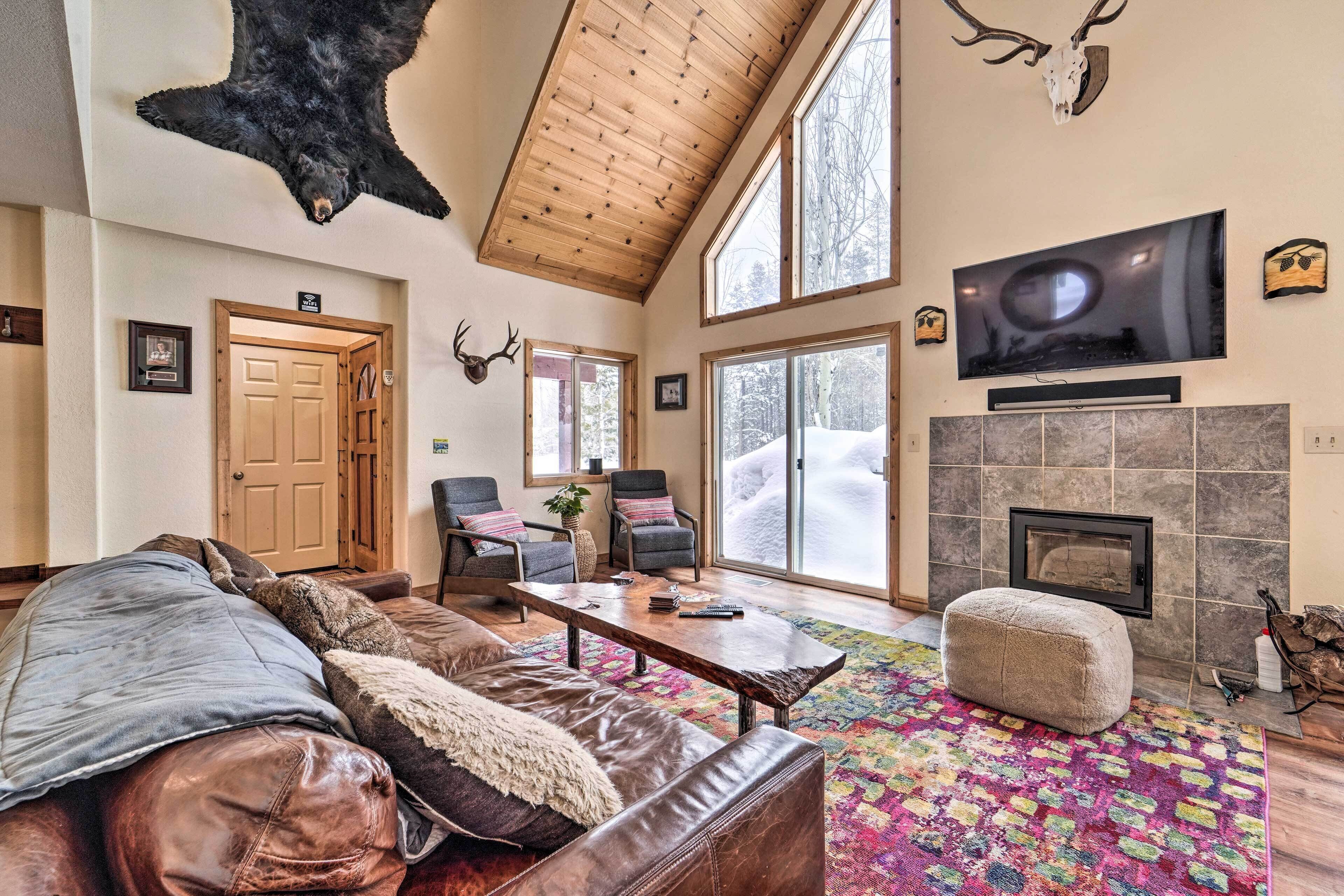 Stylish Cabin in Truckee - Swim, Ski, Hike!